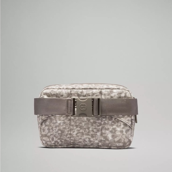 LULULEMON | ✨NEW✨ Quilted Grid Belt Bag in Lined Leopard White Opal Carbon Dust - Picture 3 of 7